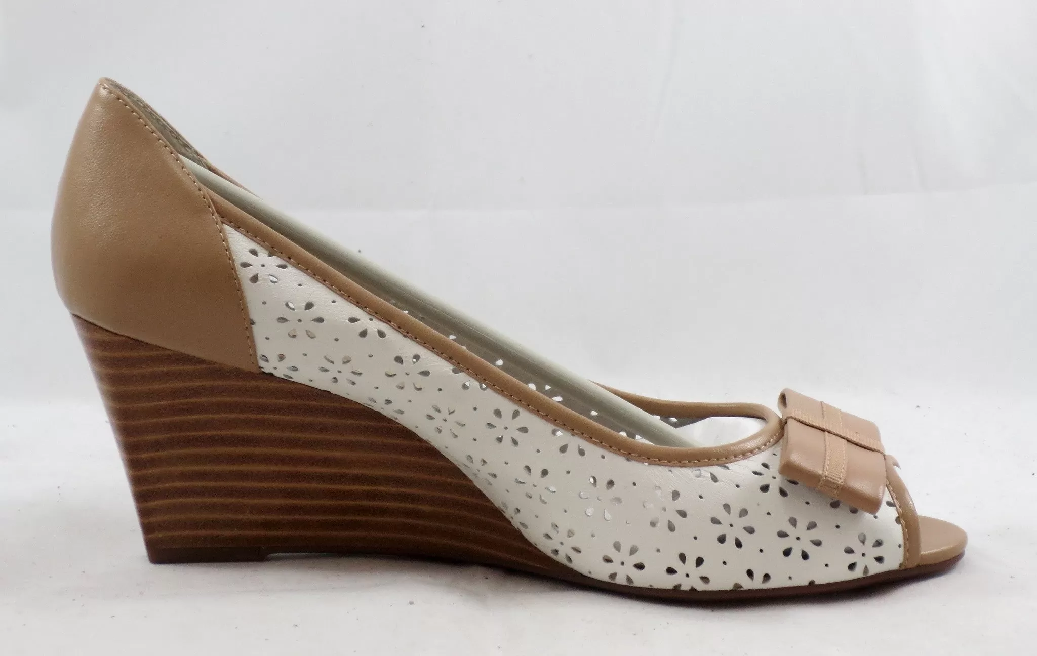 ADRIENNE VITTADINI Women's Makani Wedge - White/Tan - MSRP $89