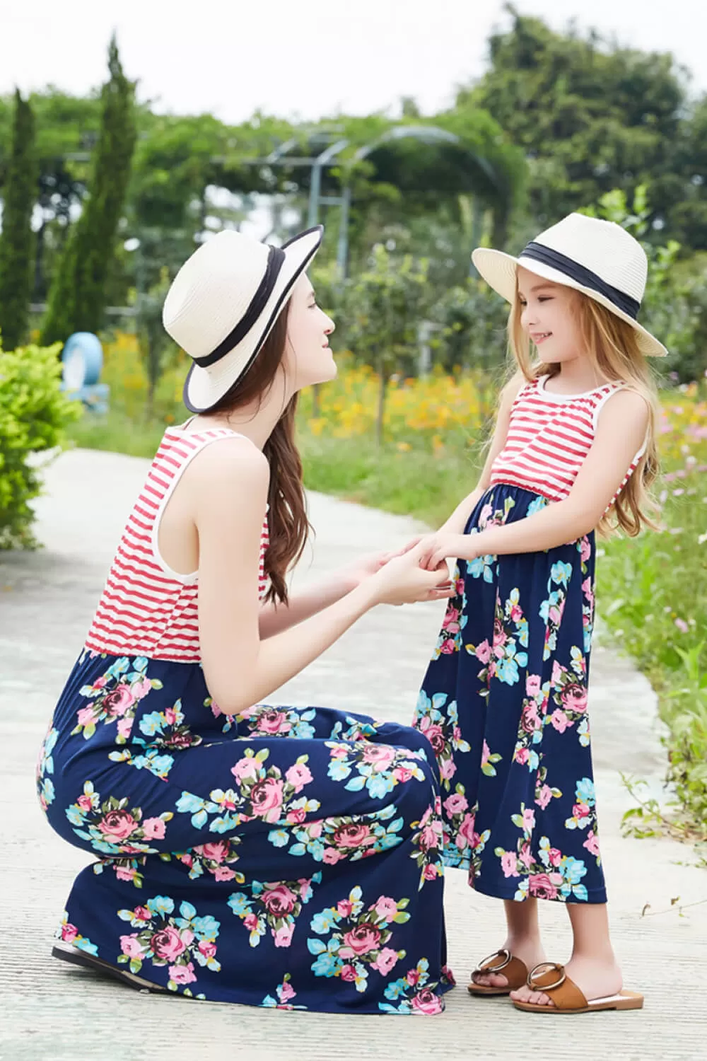 Damen gestreiftes, ärmelloses Kleid mit Blumenmuster, Mutter-Tochter-Badebekleidung