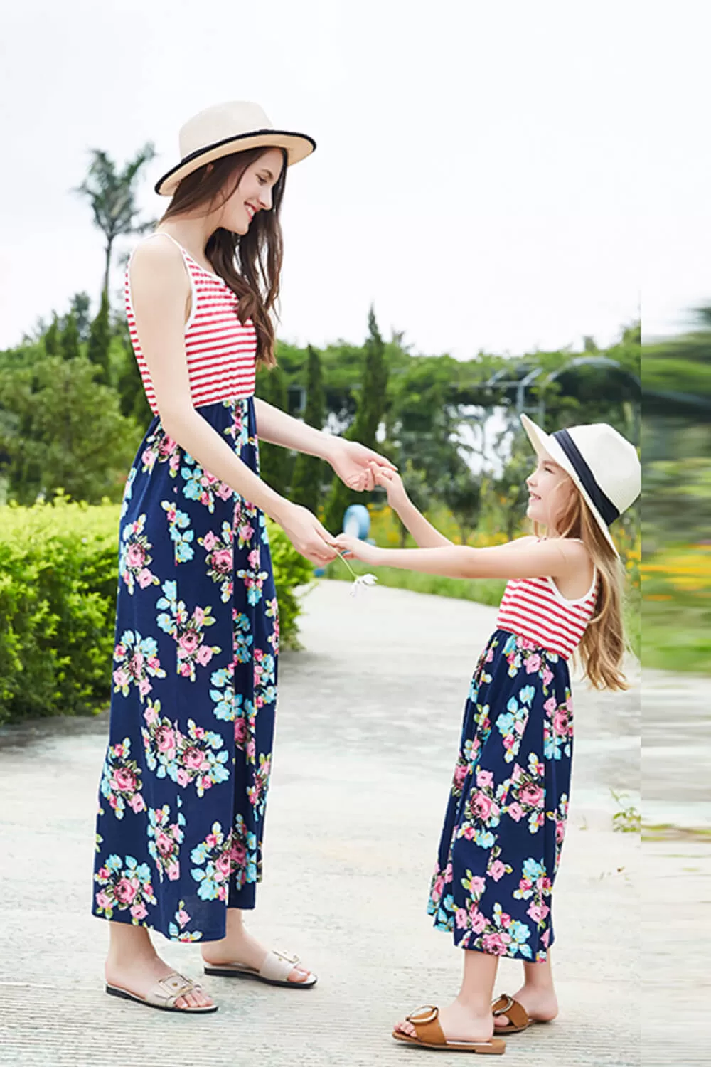 Damen gestreiftes, ärmelloses Kleid mit Blumenmuster, Mutter-Tochter-Badebekleidung