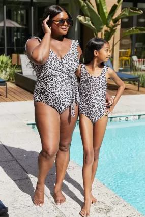 Marina West Swim Plus Size Float On Ruffle Faux Wrap Einteiler in Cat Mother Daughter-Bademode