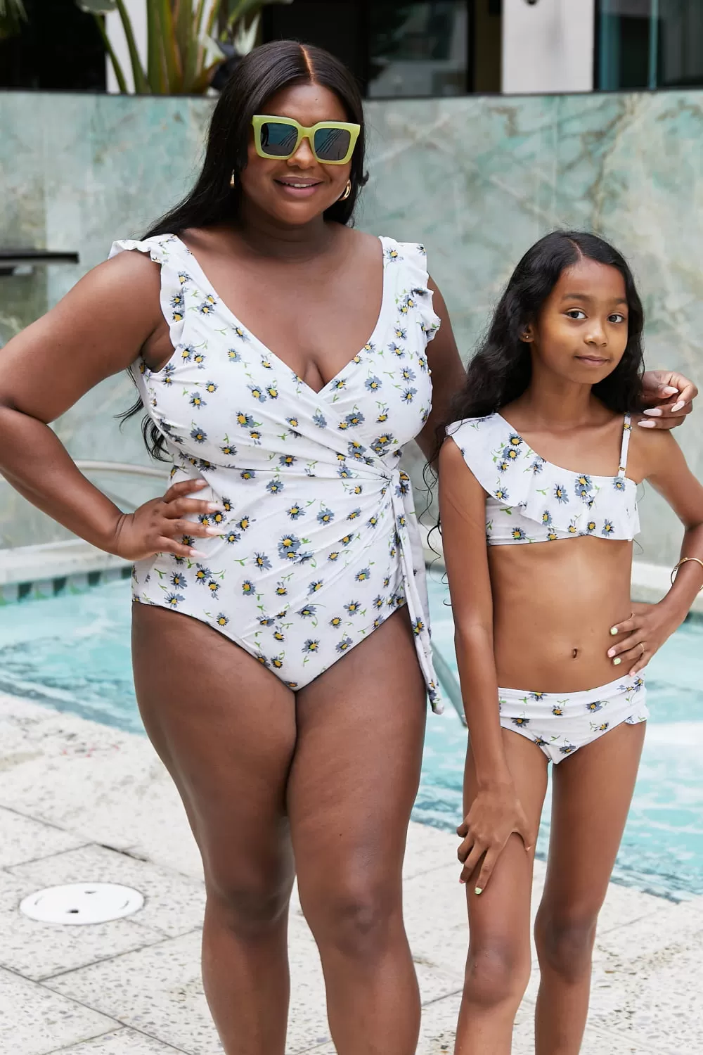 Mädchen Marina West Swim Float On Asymmetric Neck Zweiteiliges Set in Daisy Cream Mommy And Me Badeanzüge Mutter Tochter Bademode